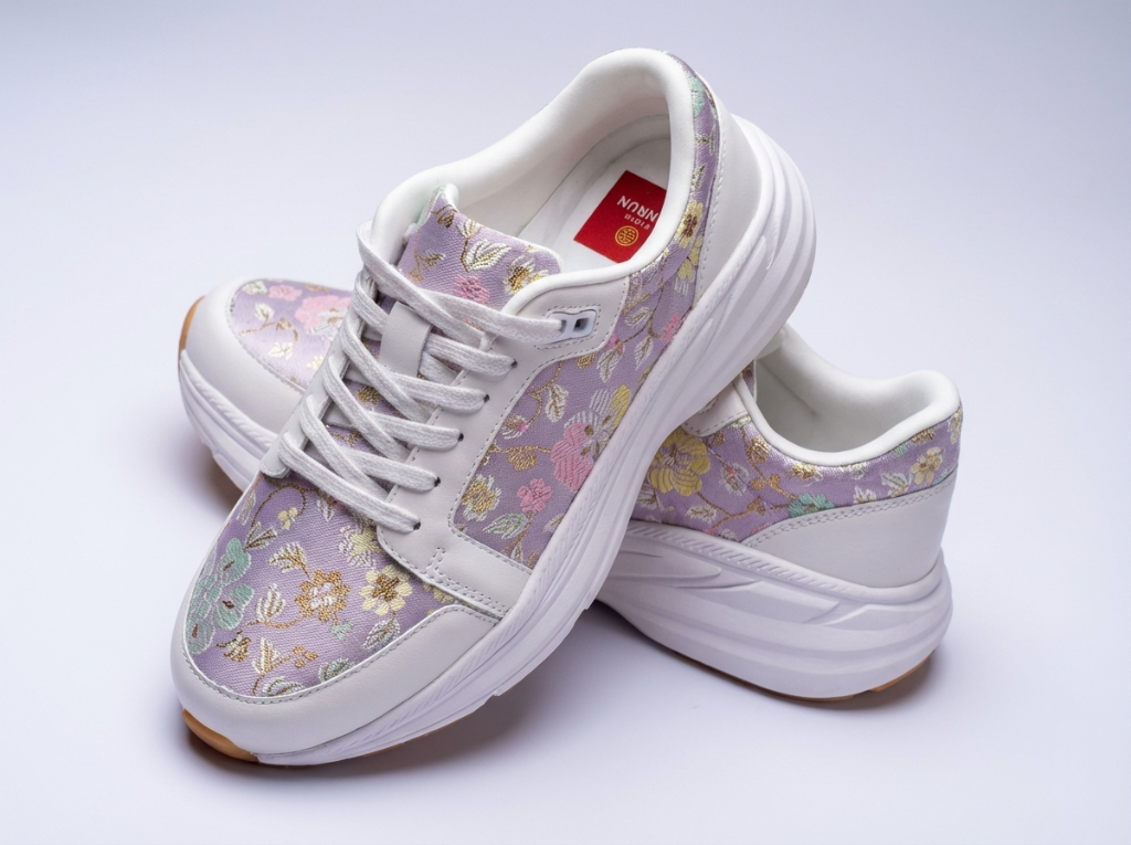 金襴スニーカー 正面ビュー