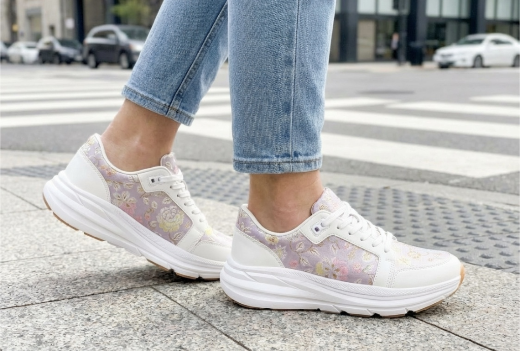 金襴スニーカー 街歩き足元